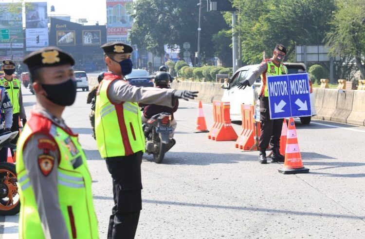 Petugas Kepolisian mengatur arus lalu lintas